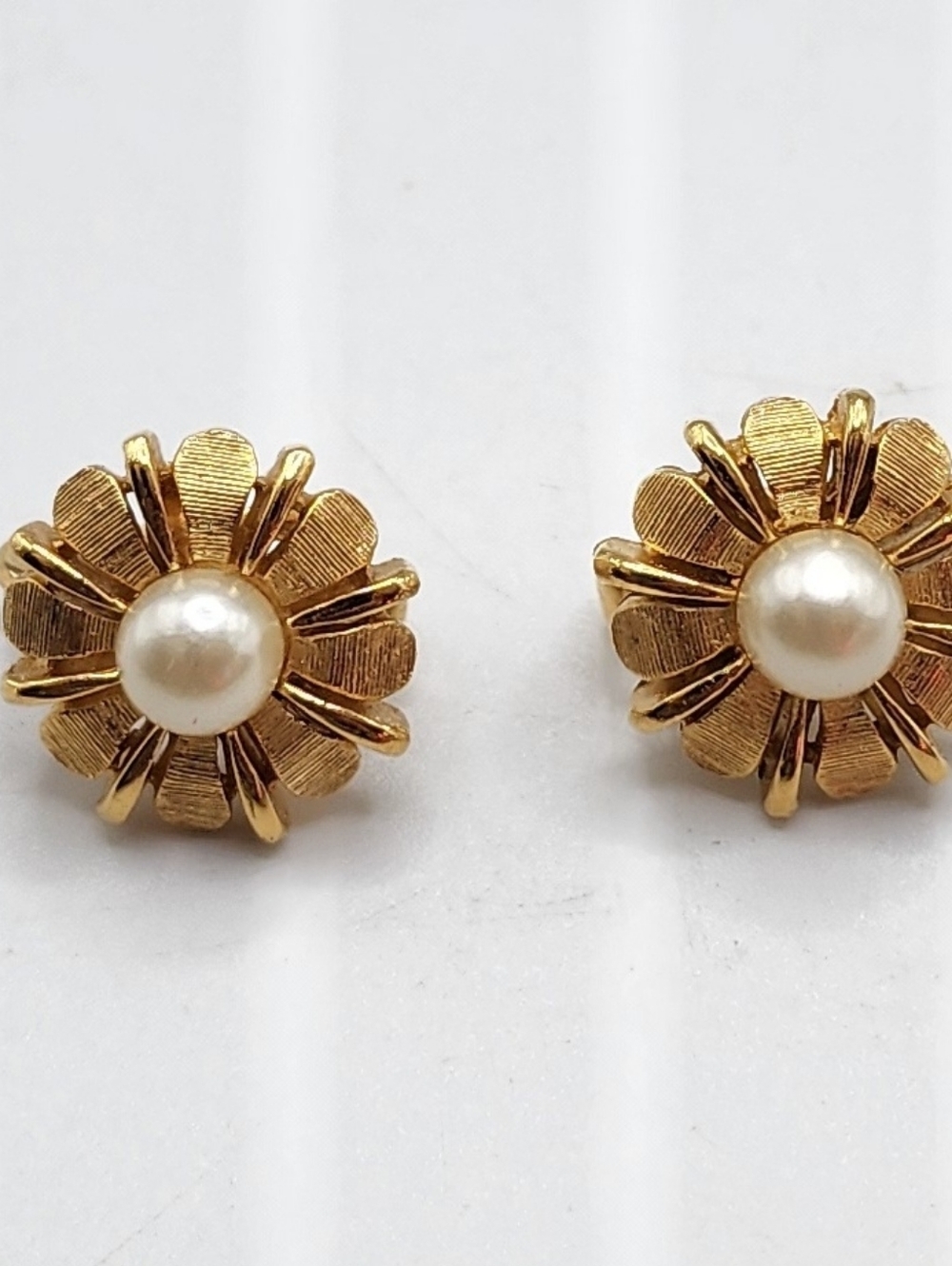 Crown TRIFARI goldtone flower & faux pearl center clip-on earrings - Picture 3 of 7